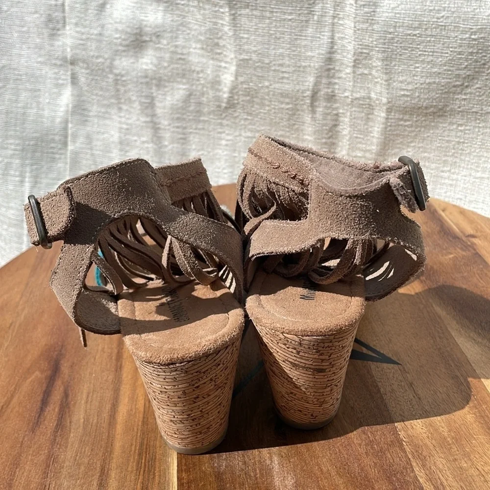 Minnetonka Women’s Poppy 71327 Tan Aqua Ankle Strap Fringe Suede Wedge Size 9